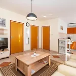 2 Bedroom Stunning In *