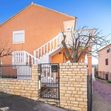 2 Bedroom Stunning In *