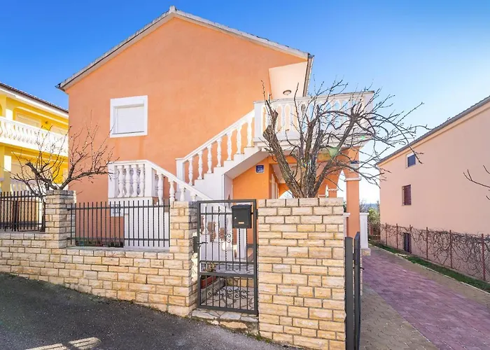 2 Bedroom Stunning In *